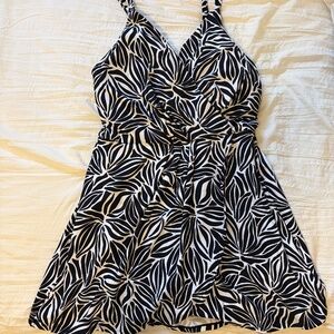 Lands' End black/white swimdress, size M, excellent condition!